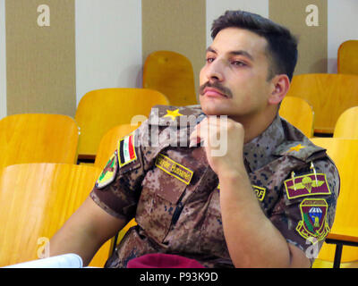 Ein Student der irakischen Terrorismus Service, 3 Schule erhält Anweisung von Koalitionstruppen auf Informationen in Bagdad, Irak, 8. Juli 2018. Studenten, die es in den 3 Schule haben bereits ihre Ausbildung abgeschlossen und sind ausgewählte zusätzliche spezielle Fähigkeiten zu erhalten. Die CTS setzt seine Fähigkeiten, die ein glaubwürdiger professioneller Kraft zu verbessern. (U.S. Armee Foto von Sgt. Rodney Roldan) Stockfoto