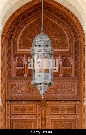 Große hölzerne Tür und Metall Laterne an Sultan Qaboos Grand Mosque in Muscat Oman Stockfoto