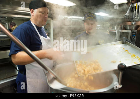 180709-G-ZV 557-1129 JOINT BASE Pearl Harbor - HICKAM, Hawaii (9. Juli 2018) Petty Officer 1st Class Allen Martin und Petty Officer 2. Klasse Michael Gabanyic bereiten das Mittagessen an Bord der USCGC Bertholf (WMSL 750) Juli 9, 2018, während in Pearl Harbor festgemacht, in der Unterstützung von Rimpac 2018. 25 Nationen, mehr als 46 Schiffe und 5 U-Boote, über 200 Flugzeuge und 25.000 Angestellte beteiligen sich an Rimpac vom 27. Juni bis 2. August in und um die Hawaiianische Insel und Südkalifornien. Die weltweit größte internationale maritime Übung RIMPAC bietet eine einzigartige Ausbildung während fosteri Stockfoto