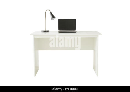 Weiß Schreibtisch mit Lampe und Laptop auf weißem Hintergrund gehören Freistellungspfaden. Stockfoto