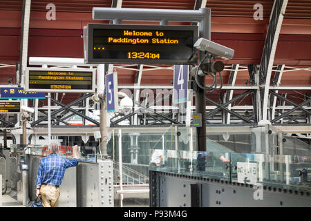 Zur Paddington Station Willkommen - einen männlichen Fahrgast warten auf einen Zug am Bahnhof Paddington, London, Großbritannien Stockfoto