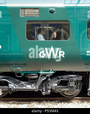 Einen männlichen Fahrgast warten auf eine Hitachi Klasse 800 Intercity Express lok Zug am Bahnhof Paddington, London, UK abzuweichen. Stockfoto