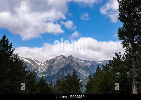 Bergrücken mit Schnee Patches von der GR11 in der Nähe von Barlovento in den katalanischen Pyrenäen, Spanien gesehen Stockfoto