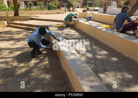 Us-Marines bis 26 Marine Expeditionary Unit und U.S. Navy Sailors zugeordnet die Wasp-Klasse amphibisches Schiff USS Iwo Jima (LHD7) Farbe einer Wand an SOS-Waisenhaus in Aqaba, Jordanien, während einer Community Relations event, 9. Juli 2018. Iwo Jima ist das Flaggschiff der Iwo Jima amphibische Gruppe und bereit, mit der begonnen 26 Marine Expeditionary Unit, ist in die USA 5 Flotte Bereich der Maßnahmen zur Unterstützung der Marine im Einsatz für die Stabilität und Sicherheit in der Region zu gewährleisten und verbindet das Mittelmeer und den Pazifischen Raum durch den westlichen Indischen Ozean ein Stockfoto