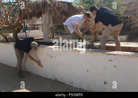 Us-Marines bis 26 Marine Expeditionary Unit und U.S. Navy Sailors zugeordnet die Wasp-Klasse amphibisches Schiff USS Iwo Jima (LHD7) Farbe einer Wand an SOS-Waisenhaus in Aqaba, Jordanien, während einer Community Relations event, 9. Juli 2018. Iwo Jima ist das Flaggschiff der Iwo Jima amphibische Gruppe und bereit, mit der begonnen 26 Marine Expeditionary Unit, ist in die USA 5 Flotte Bereich der Maßnahmen zur Unterstützung der Marine im Einsatz für die Stabilität und Sicherheit in der Region zu gewährleisten und verbindet das Mittelmeer und den Pazifischen Raum durch den westlichen Indischen Ozean ein Stockfoto