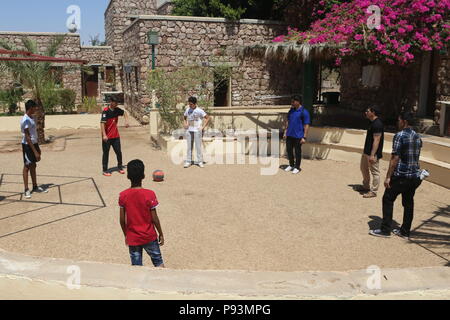 AQABA, Jordanien (9. Juli 2018) der US-Marines bis 26 Marine Expeditionary Unit und U.S. Navy Sailors zugeordnet die Wasp-Klasse amphibisches Schiff USS Iwo Jima (LHD 7) Fußball spielen mit Kindern im SOS Waisenhaus in Aqaba, Jordanien, während einer Community Relations event, 9. Juli 2018. Iwo Jima ist das Flaggschiff der Iwo Jima amphibische Gruppe und bereit, mit der begonnen 26 Marine Expeditionary Unit, ist in die USA 5 Flotte Bereich der Maßnahmen zur Unterstützung der Marine im Einsatz für die Stabilität und Sicherheit in der Region zu gewährleisten und verbindet das Mittelmeer und die Stockfoto