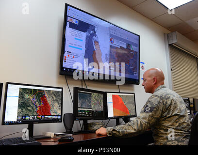 Tech. Sgt. Peter Radosevich, 234Th Intelligence Squadron Bilder mission Supervisor, Koordinaten full-Motion Video Analyse für die Klamathon Brand Juli 11, 2018, an der Beale Air Force Base, Kalifornien. Die Bilder, die Analysten koordinieren mit Mannschaften am Boden, die es Ihnen ermöglichen, die Brände effektiv zu bekämpfen. Sie benachrichtigen die Besatzungen auf den Boden, wenn das Feuer erhalten hat Vergangenheit Barrieren von bulldozern oder wenn neue Brände durch Glut gestartet wurde erstellt. Bei Notfällen, die Sie oft durchführen 24-Std.-Betrieb, bis die Situation unter Kontrolle ist. (U.S. Air Force Foto/Airman 1st Class Tristan D. Vig Stockfoto