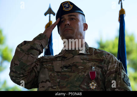 Oberst Kevin Walker, 820Th Base Defense Group (BDG) ausgehende Commander, macht seinen letzten Gruß zu den 820Th BDG bei einem Befehl Zeremonie, 12. Juli 2018, bei Moody Air Force Base, Ga Col. Benito Barron, 820Th BDG Commander, der vor kurzem seinen Aufgaben als Leiter der Heimatverteidigung und Schutz Abteilung für Headquarters United States Northern Command verzichtet, wird jetzt mit dem Befehl 820th BDG. Die Zeremonie stellt die formale Übergabe der Zuständigkeit, Befugnis und Verantwortlichkeit der Befehl von einem Offizier zu einem anderen. Die 820Th BDG ist nur Einheit der Luftwaffe speziell Stockfoto