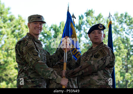 Oberst Paul Birch, Links, 93 d Air Ground Operations Wing Commander, und Oberst Benito Barron, 820Th Base Defense Group (BDG) Commander, bei Foto posieren bei einem Befehl Zeremonie, 12. Juli 2018, bei Moody Air Force Base, Ga. Die Zeremonie stellt die formale Übergabe der Zuständigkeit, Befugnis und Verantwortlichkeit der Befehl von einem Offizier zu einem anderen. Barron, der vor kurzem seinen Aufgaben als Leiter der Heimatverteidigung und Schutz Abteilung für Headquarters United States Northern Command verzichtet, wird jetzt mit dem Befehl 820th BDG. Die 820Th BDG ist der Luftwaffe nur Einheit Daten Stockfoto