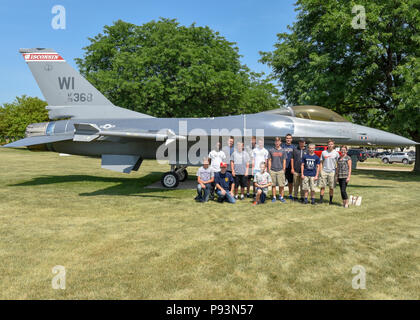 Eine Gruppe von Studenten Berufsaussichten mit dem Militär interessiert sich für ein Foto vor einem F-16 Fighting Falcon Static Display Juli 11, 2018, auf Truax Field, Wisconsin darstellen. Während ihrer Tour waren sie in der Lage, eine F-16 Start zu beobachten und über verschiedene berufliche Möglichkeiten mit der Wisconsin Air National Guard lernen. (U.S. Air National Guard Foto von Airman Cameron Lewis) Stockfoto