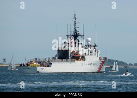 Coast Guard Cutter Escanaba fährt Boston Hafen Donnerstag, 12. Juli 2018, Richtung Grand Haven, MI für die Küstenwache. Die Escanaba ist eine 270-Fuß-United States Coast Guard Medium - endurance Cutter in Boston, Massachusetts. (U.S. Coast Guard Foto von Petty Officer 2. Klasse Lara Davis) Stockfoto