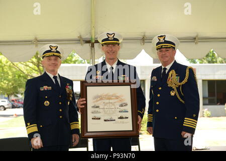 Hintere Adm. David Throop, der Kommandant der Küstenwache 13. Bezirk und Kapitän Brendan McPherson, Stabschef der Coast Guard 13. Bezirk, präsentiert ein Master Cutterman Zertifikat Chief Warrant Officer Christopher Chef während einer Zeremonie im Marine Safety Unit Portland, Erz, 12. Juli 2018 statt. Der Master Cutterman Zertifikat wird von einer kumulativ 20 Jahre auf See an Bord der Coast Guard Cutter mit erworben. U.S. Coast Guard Foto von Petty Officer 1st Class Levi lesen. Stockfoto