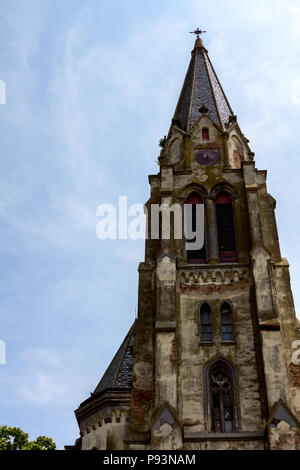 Blick auf die Ruine der alten verlassenen Deutschen Katholischen Kirche aus Backsteinen, gotischer Architektur. Stockfoto