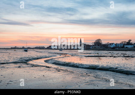 Sonnenuntergang über der Bucht Bosham in West Sussex. Stockfoto