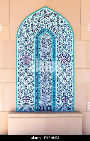 Fliesen- Sitzecke im Sultan Qaboos Grand Mosque in Maskat, Oman, Stockfoto