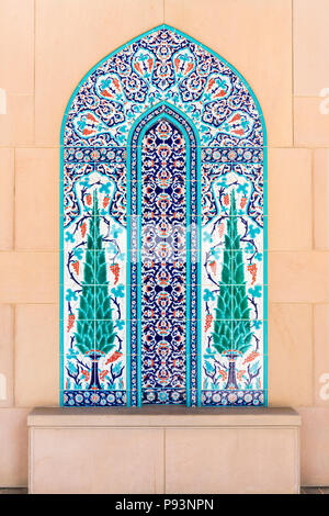 Fliesen- Sitzecke im Sultan Qaboos Grand Mosque in Maskat, Oman, Stockfoto