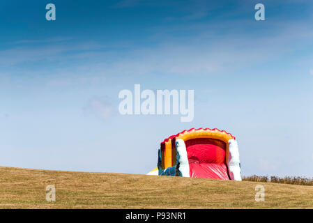 Eine große bunte Hüpfburg auf Barrowfields in Newquay in Cornwall. Stockfoto