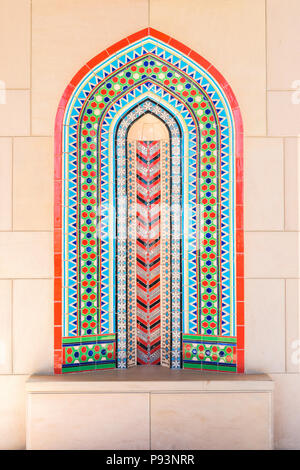 Fliesen- Sitzecke im Sultan Qaboos Grand Mosque in Maskat, Oman, Stockfoto