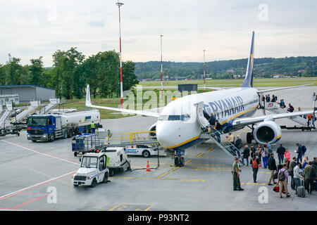 Krakau, Polen - 25. Juni 2018: Reisende an Bord Ryanair Boeing 737 in Krakau Balice Flughafen. Ryanair ist eine große irische Low-Cost-Fluggesellschaft. Stockfoto