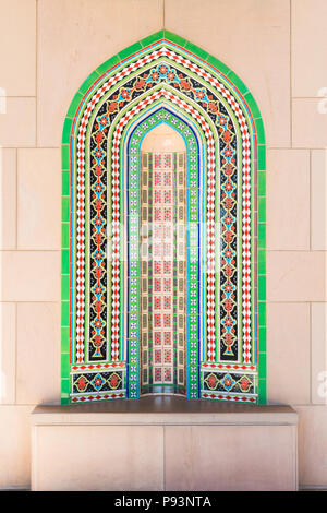 Fliesen- Sitzecke im Sultan Qaboos Grand Mosque in Maskat, Oman, Stockfoto