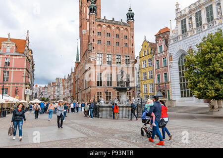 Danzig, Polen - 26. Juni 2018: Touristen, die in der Altstadt von Danzig mit dem Neptunbrunnen und Rathaus Stockfoto