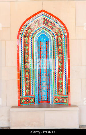 Fliesen- Sitzecke im Sultan Qaboos Grand Mosque in Maskat, Oman, Stockfoto