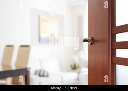 Unscharfer Blick durch die geöffnete Tür zu einer modernen Wohnzimmer oder Schlafzimmer Innenraum (Kopie). Stockfoto