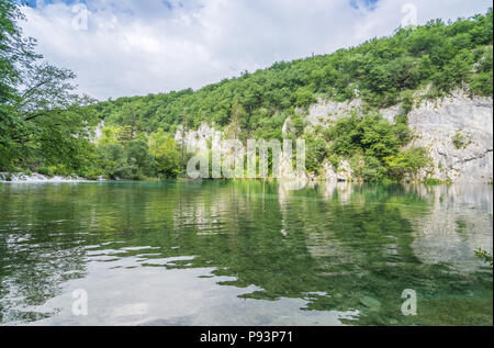 Atemberaubende türkisfarbene Seen und kaskadierende Wasserfälle des Nationalparks Plitvicer Seen in Kroatien, umgeben von üppigem Grün und Kalksteinklippen Stockfoto