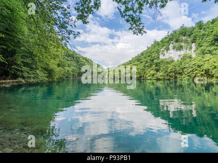 Atemberaubende türkisfarbene Seen und kaskadierende Wasserfälle des Nationalparks Plitvicer Seen in Kroatien, umgeben von üppigem Grün und Kalksteinklippen Stockfoto