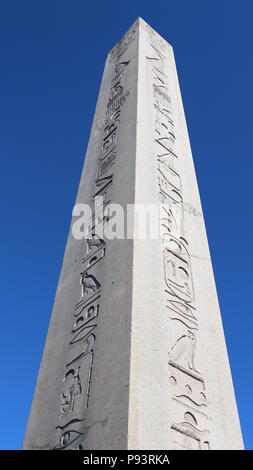 Ägyptischer Obelisk mit Schrift auf blauem Himmelshintergrund, Nahaufnahme, Porträt, Istanbul, Türkei. Stockfoto