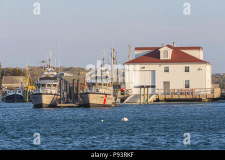 USCG Station Menemsha Bootshaus und seine zwei 47-Fuß-Motor Rettungsboote (MLB) in Menemsha Becken in Chilmark, Massachusetts auf Martha's Vineyard angedockt. Stockfoto