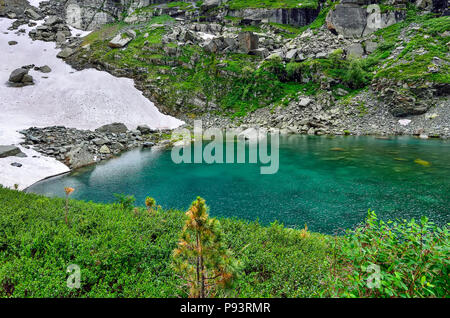 Eine aus sieben sauberste Berg Karakol am Fuße des Bagatash pass Seen, Altai Gebirge, Russland. Schnee auf dem Hang des Berges über Türkis Stockfoto