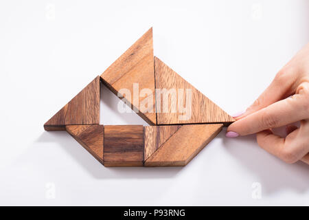 Ansicht von der Frau Hand Boot mit Tangram Puzzle Stockfoto