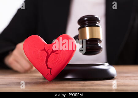 Nahaufnahme eines gebrochenen roten Herzen vor Richter markante Mallet Stockfoto
