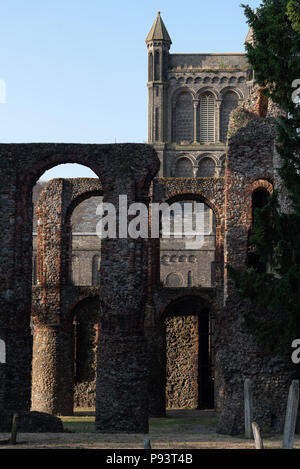 Die Ruinen des St. Botolph-Priorats befinden sich auf dem Gelände der St. Botolph-Kirche. Colchester, Essex, Großbritannien Stockfoto