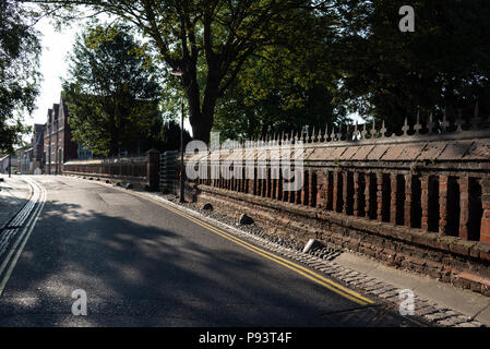 Priory Street gebadet in warmen Morgensonne Licht, Colchester, Großbritannien Stockfoto