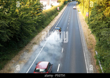 Ein Fahrzeug mit schweren Motor Probleme verursachen Luftverschmutzung auf den Bypass Otley Leeds West Yorkshire GROSSBRITANNIEN Stockfoto