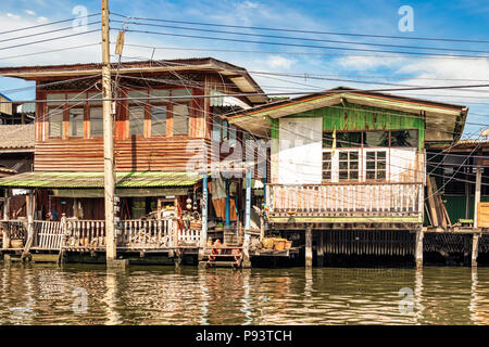 Blick auf die Häuser entlang des Kanals in Bangkok, Thailand Stockfoto