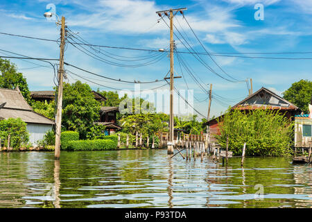 Blick auf die Häuser entlang des Kanals in Bangkok, Thailand Stockfoto