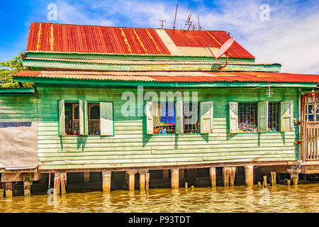 Blick auf die Häuser entlang des Kanals in Bangkok, Thailand Stockfoto