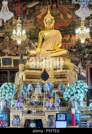 Golden Buddha Statuen am Wat Arun Ratchawaram Ratchaworamawihan. Es ist Monumentale buddhistische Tempel mit einem Ikonischen, kunstvoll Fliesen- zentralen Prang ist loc Stockfoto