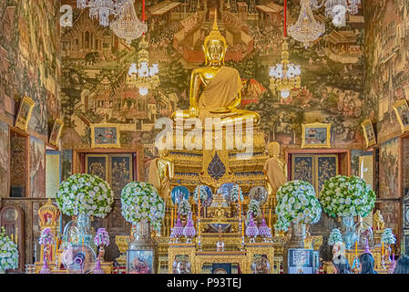 Golden Buddha Statuen am Wat Arun Ratchawaram Ratchaworamawihan. Es ist Monumentale buddhistische Tempel mit einem Ikonischen, kunstvoll Fliesen- zentralen Prang ist loc Stockfoto