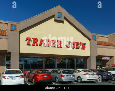 SANTA CLARITA, CA/USA - 31. OKTOBER 2015: Trader Joe Exterieur und unterzeichnen. Trader Joe's ist eine US-amerikanische privat gehaltene Kette der Spezialität Lebensmittelgeschäfte Stockfoto