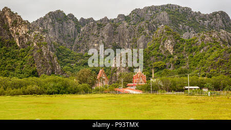 Ausblick auf Wat Khao Daeng ist buddhistischen Tempel an, Khao Sam Roi Yot Nationalpark in der Provinz Prachuap Khiri Khan, Thailand. Stockfoto