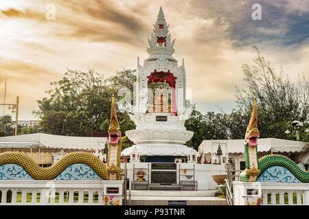 Blick auf die Statue von Shin Upagutta in Prachuap Khiri Khan, Thailanda. Es ist buddhistische Heiligkeit von Buddhisten verehrt wie er glaubte, ist Anbetung zu schützen. Stockfoto