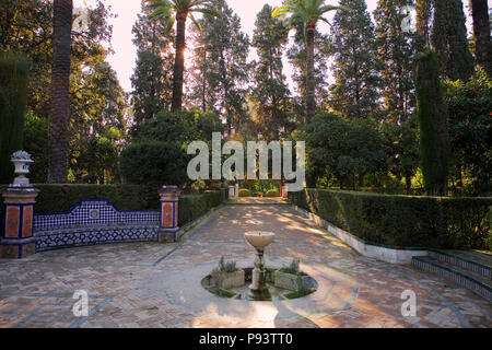 Ansicht des Jardín del Marqués de La Vega-Incl án, zeigt kunstvoll gefliesten Sitzbank, Schritte und eine süsse kleine Brunnen, Real Alcázar Gärten, Sevilla Stockfoto