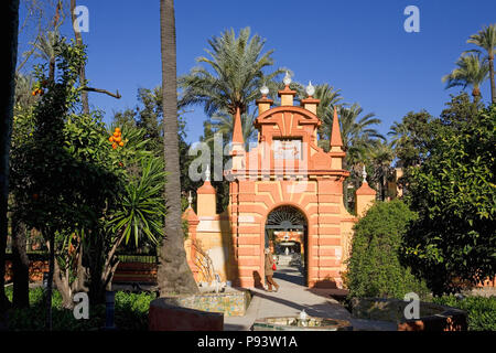 Das Tor vom Jardín del Cenador de la Posada de Palacio zu den Jardín de Las Damas, Real Alcázar Gärten, Sevilla, Andalusien, Spanien Stockfoto
