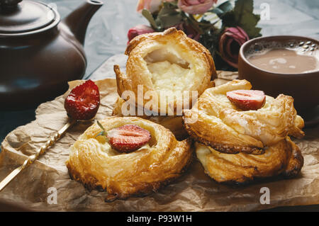 Rollen Blätterteig und Käse, hausgemachte Europäischen. Hausgemachten Brötchen für Tee. Stockfoto