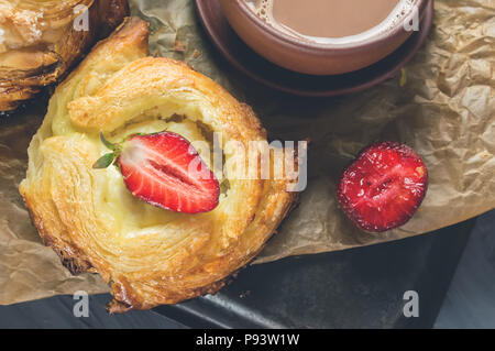 Rollen Blätterteig und Käse, hausgemachte Europäischen. Hausgemachten Brötchen für Tee. Stockfoto