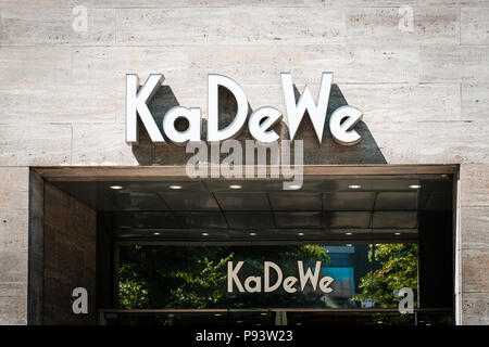 Berlin, Deutschland - Juli 2017: Das Wappen/Logo der KaDeWe (Kaufhaus des Westens), dem ältesten und berühmtesten Einkaufszentrum in Berlin, Deutschland Stockfoto